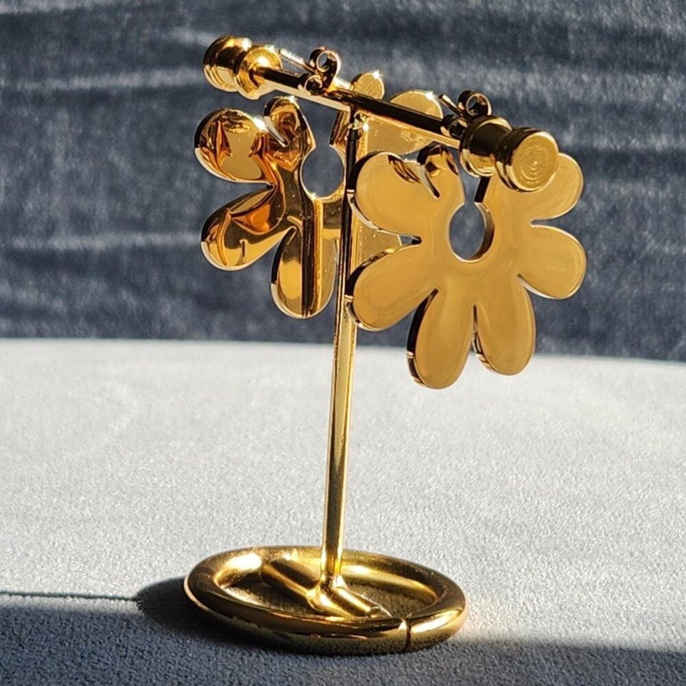 18k Gold & PVD Plated Stainless Steel 2D Flat Daisy Flower Earrings. BRAND NEW.